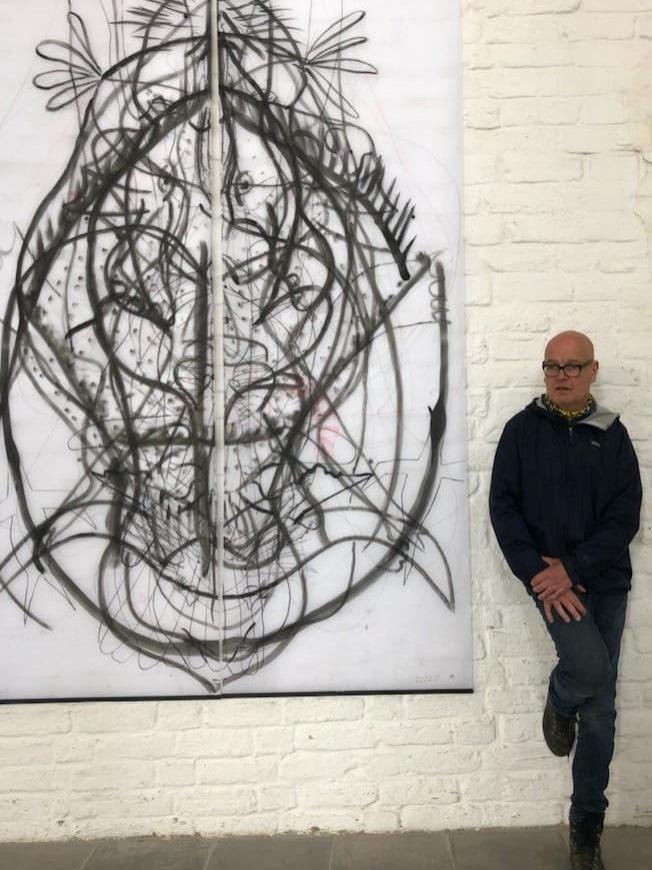 Peter Hecht vor seinem Bild